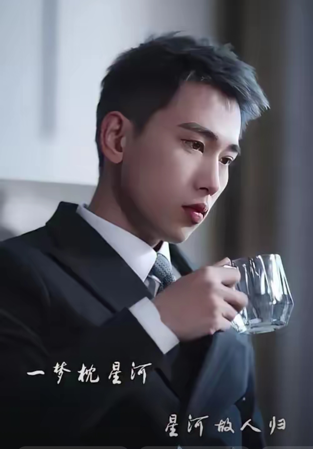 这个平头小帅哥看着有点儿高冷他的作品也不少虽然没有大红大紫
