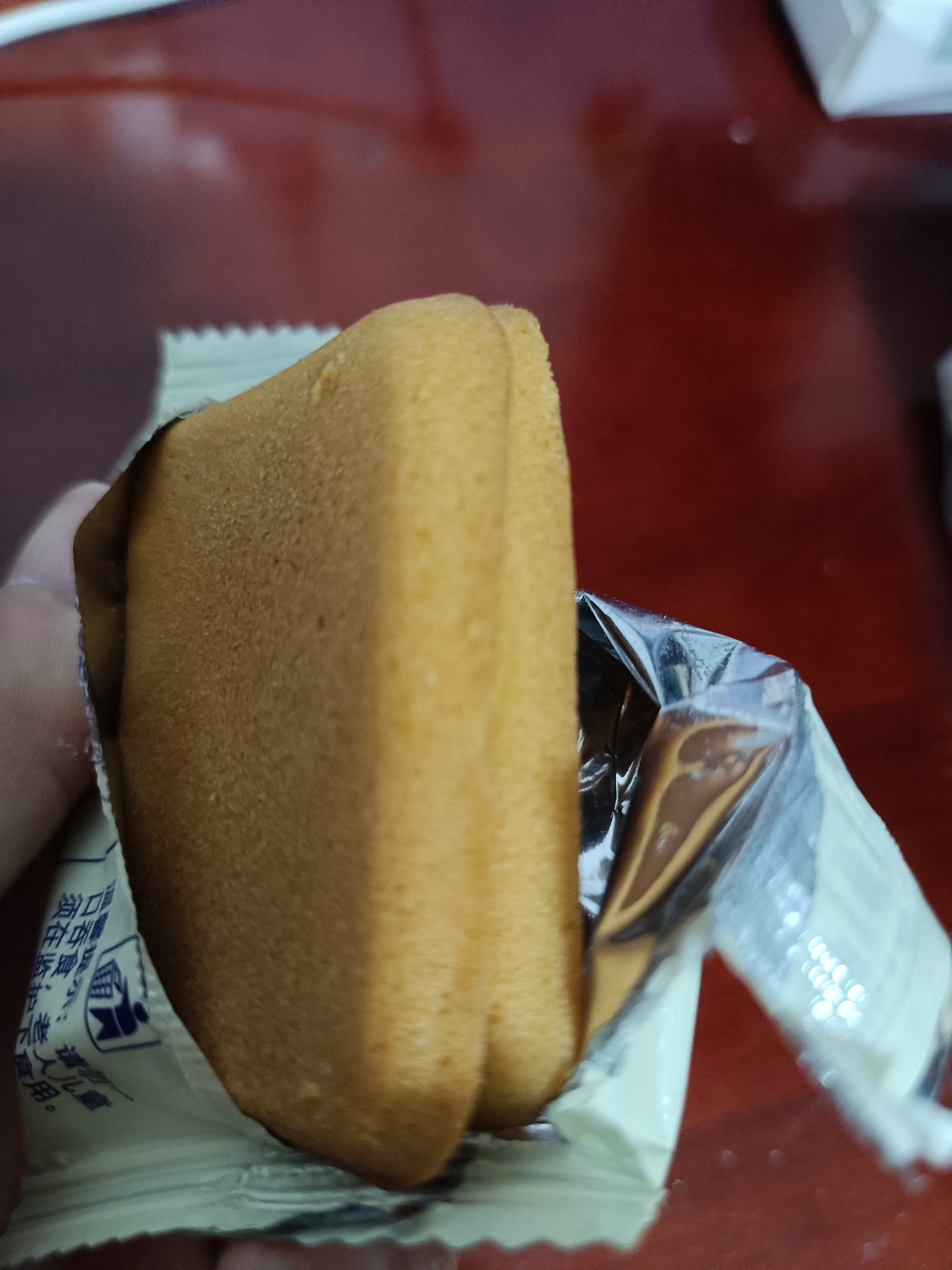 今早上我就吃包蛋糕味饼干了,有鸡蛋香味吃起来酥脆又不腻,就是蛮甜的