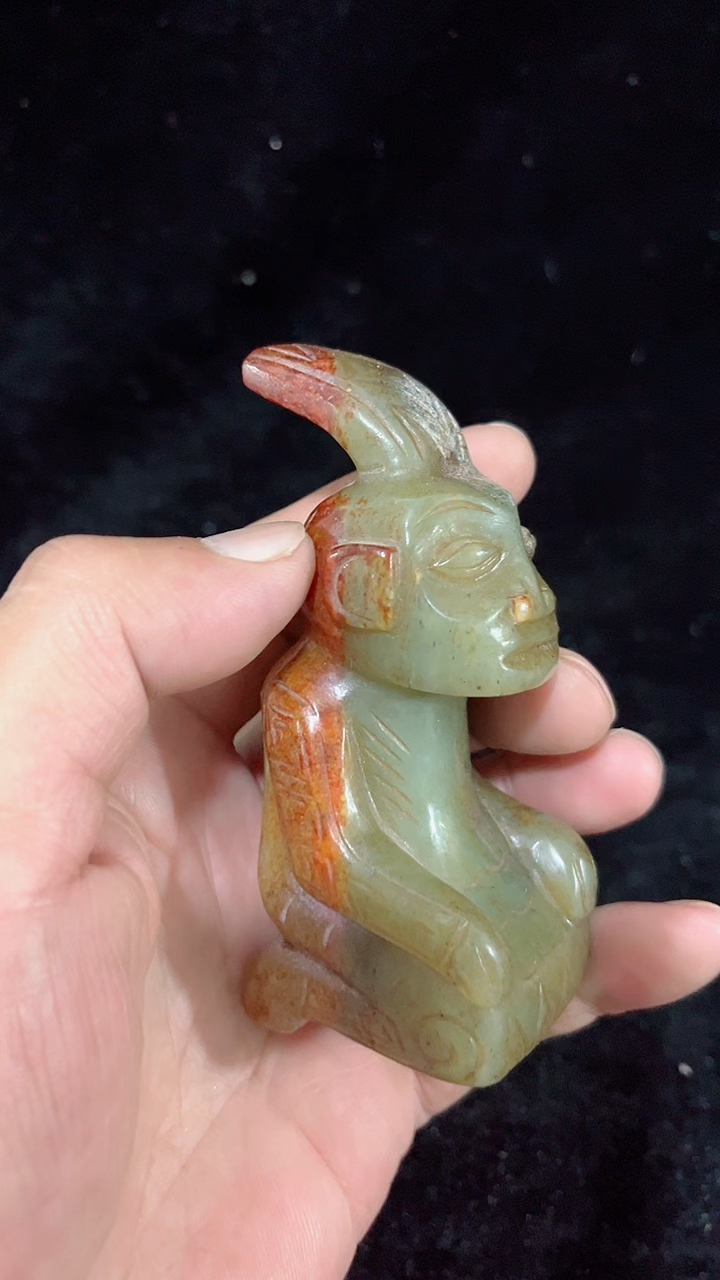 高古玉圆雕跽坐玉贵人