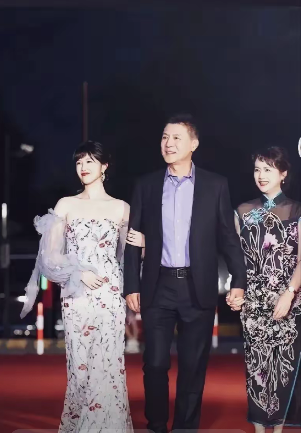 刘之冰携妻子女儿出席活动妈妈茹萍绣花旗袍优雅温婉!越来越有韵味