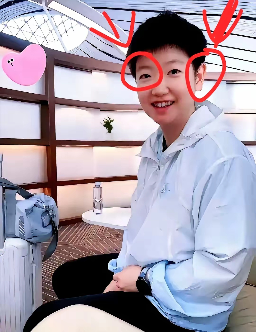 老太太盯着我手机突然笑出褶子这娃娃耳垂肉嘟嘟的