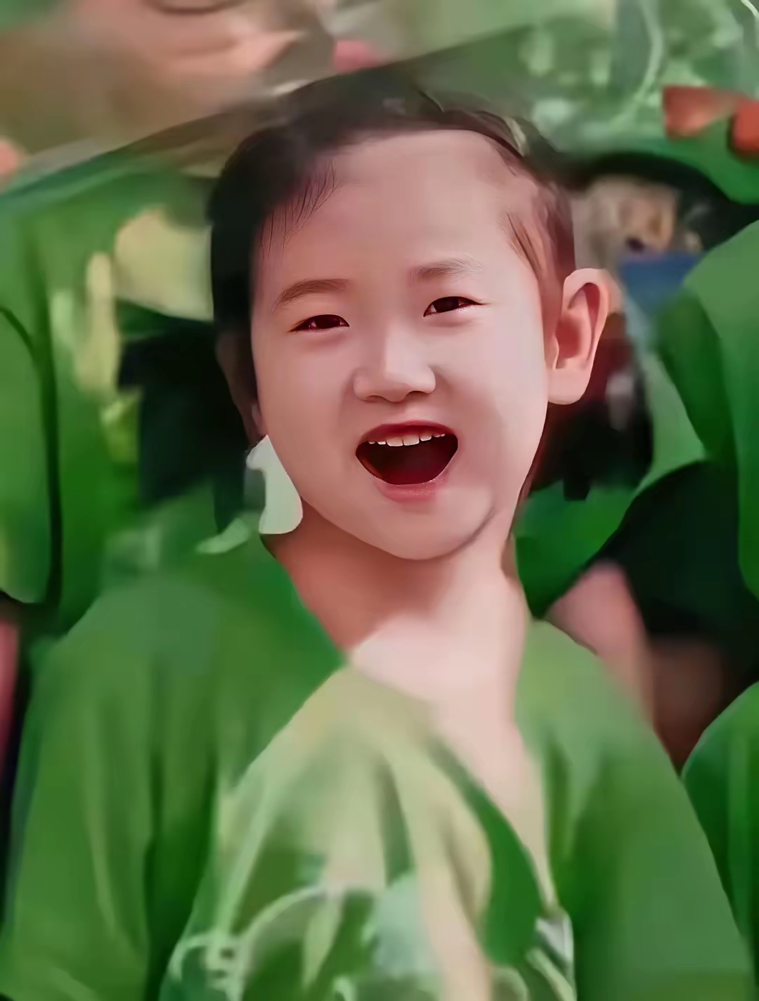都是一个圆圆的福相脸, 从小都爱笑, 都是张大嘴巴笑的那种, 偶尔还