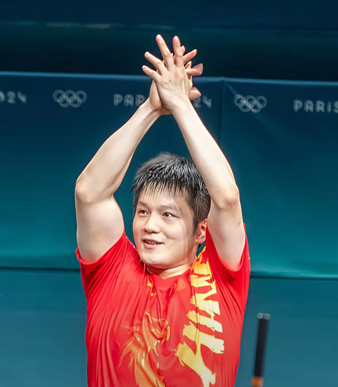 樊振东这胳膊的粗细对比, 我想过樊振东很壮没想过他这么壮, 右手