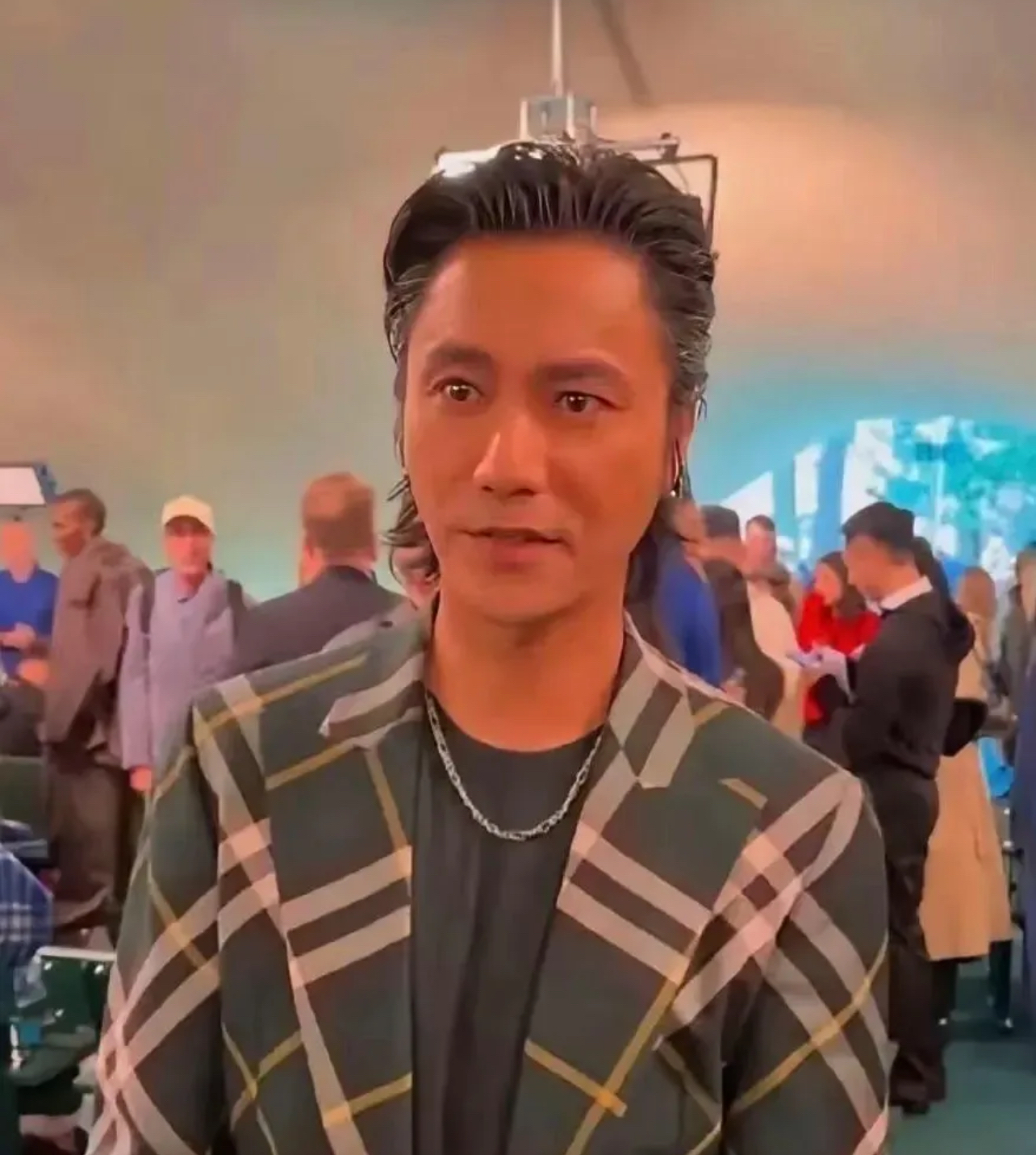 陈坤这是咋了再帅的人也经不起折腾啊好看的人不化妆也好看但好看