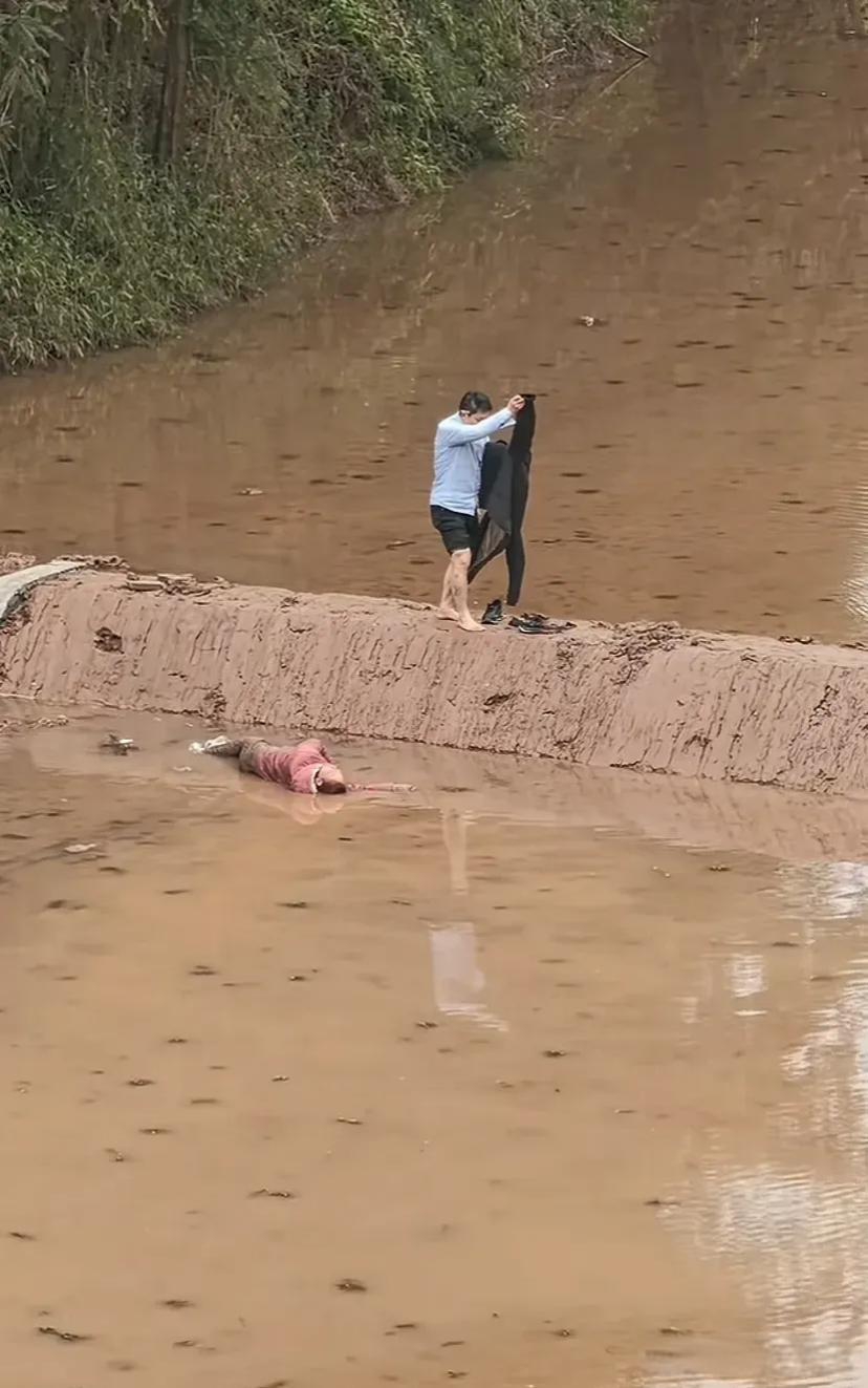 女子躺了一个小时后,才有一位好心男子去拉她起身