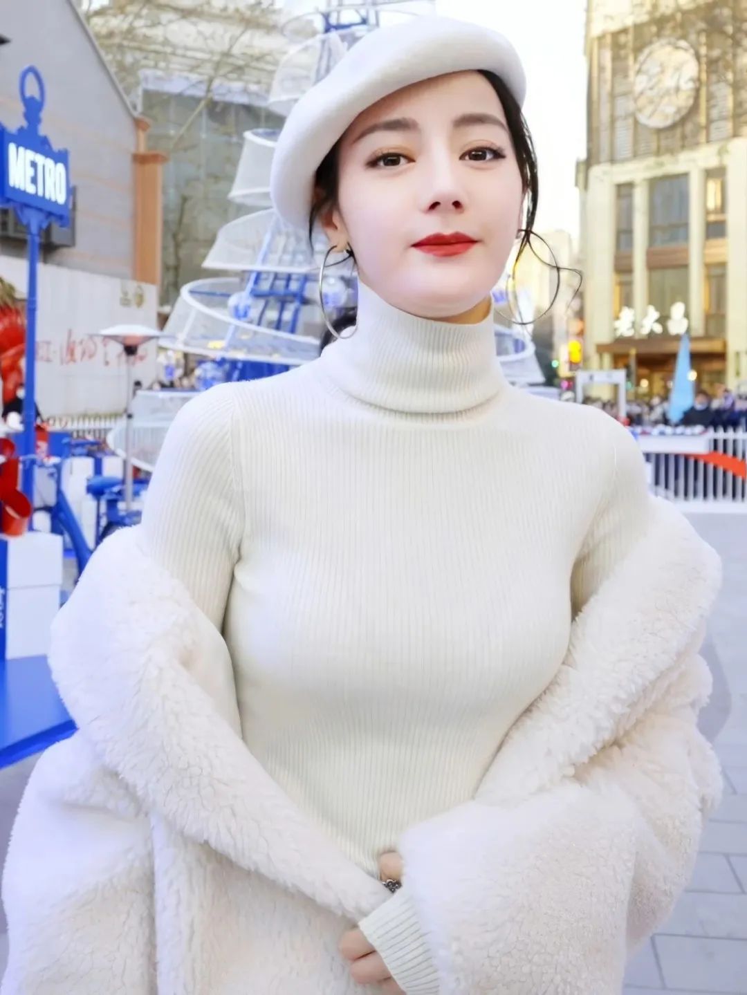迪丽热巴好美穿白色紧身毛衣凸显丰腴身材