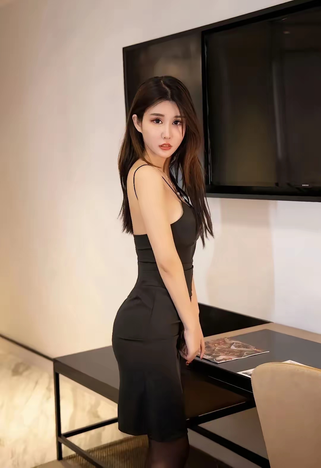 她就是北京工业大学的才女夏沫沫tifa 那身材比例堪称教科书级别