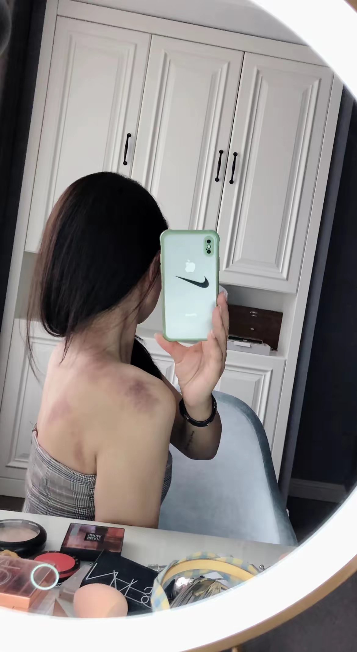 昨天老公发了6800工资,给了我6500,自己只留了300