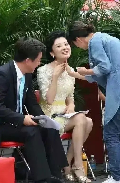 刷到这张周涛和朱军当年合作时的照片,思绪一下子被拉回到过去