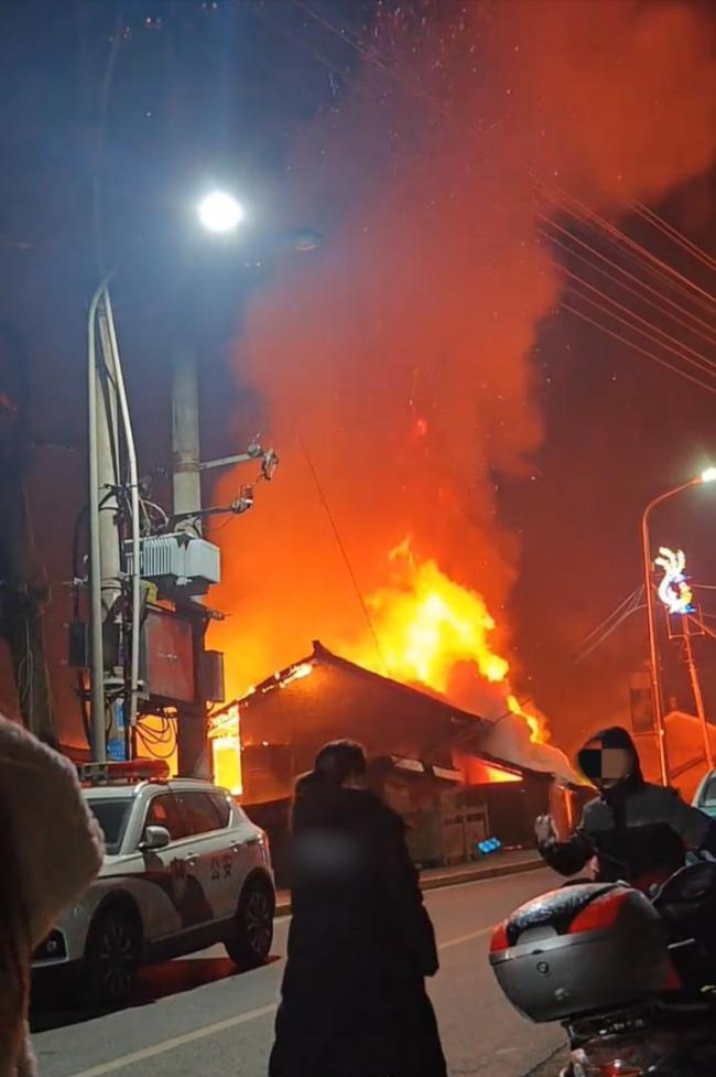 2月4日凌晨,湖南湘西凤凰古城一建筑突发大火,游客们穿着睡衣紧急逃生