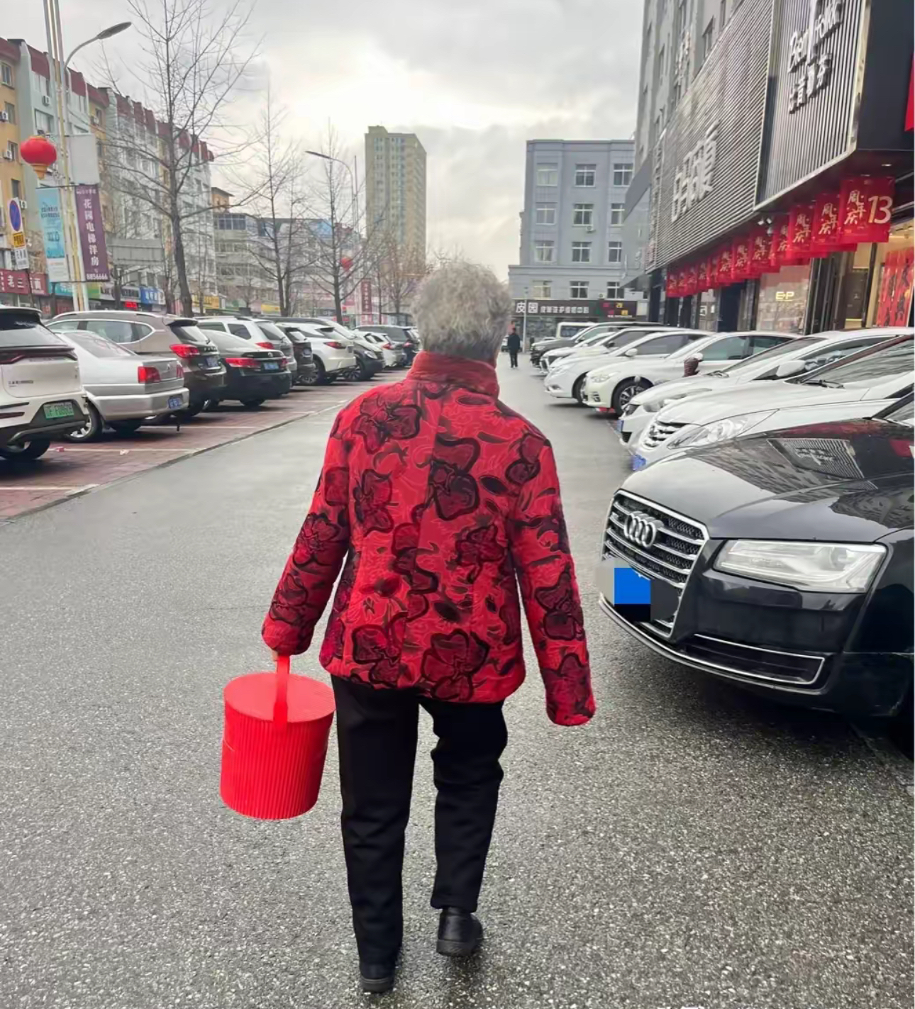 外面老太太往别人家倒水婆婆拎大包小袋子背影图婆婆穿大牌衣服捡废品