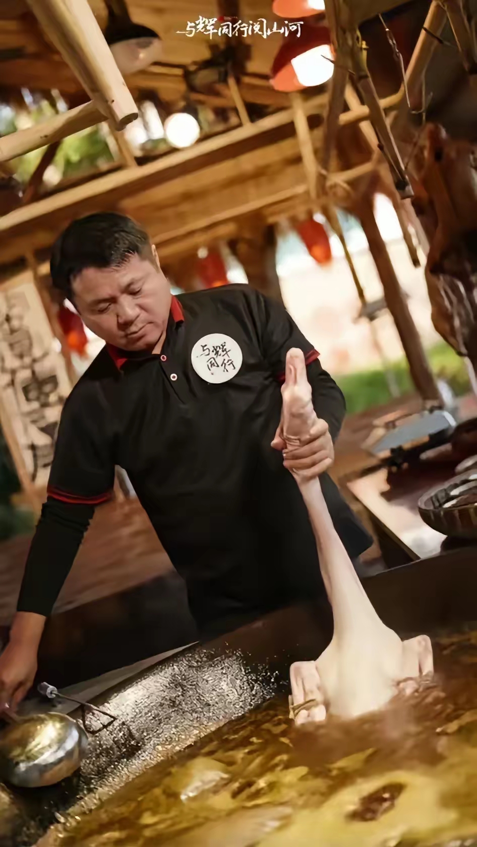 与辉同行之广东美食篇来了, 大厨竟然都戴着"与辉同行"的标志牌呢!