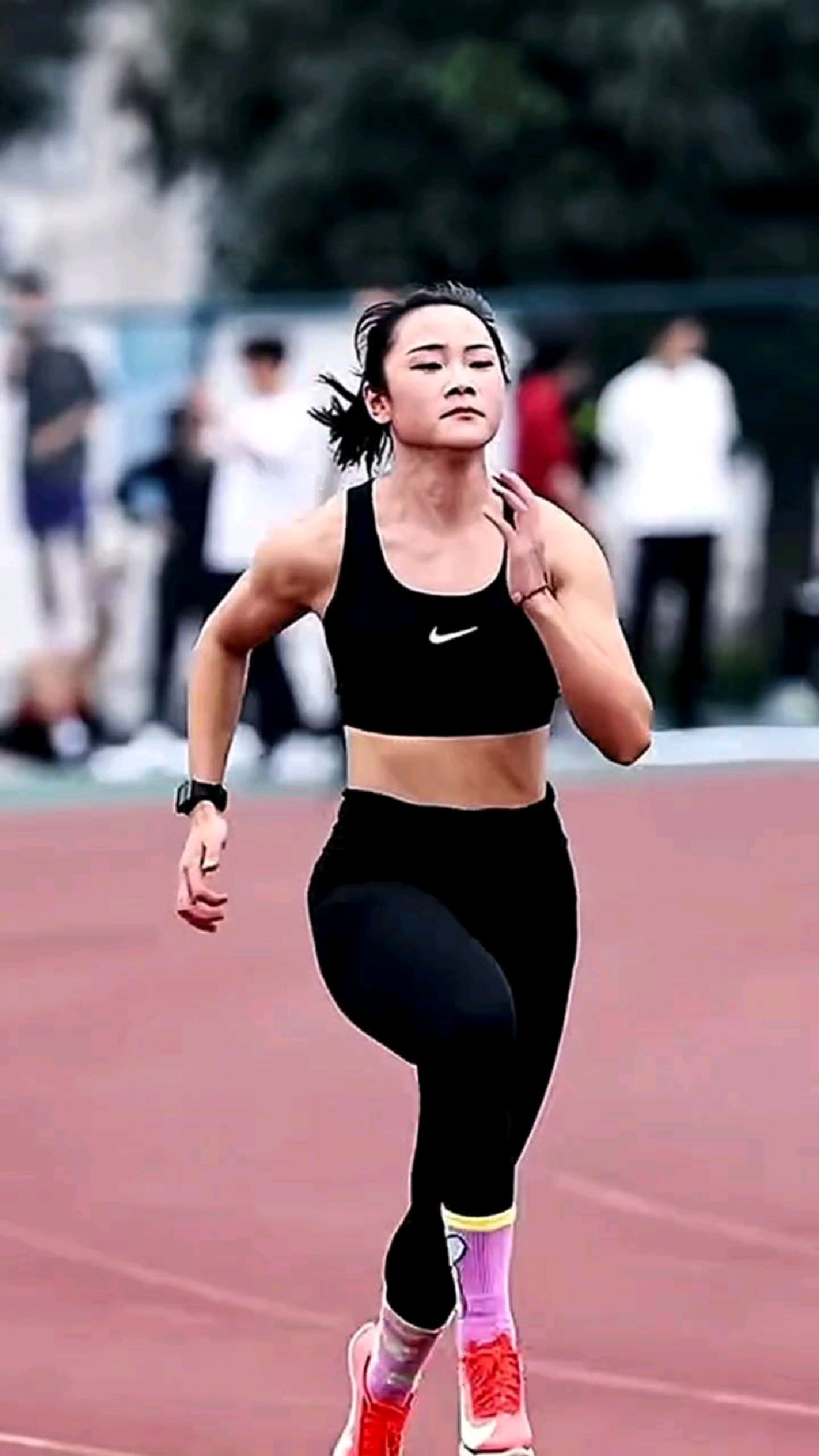 田径女神梁小静日常训练