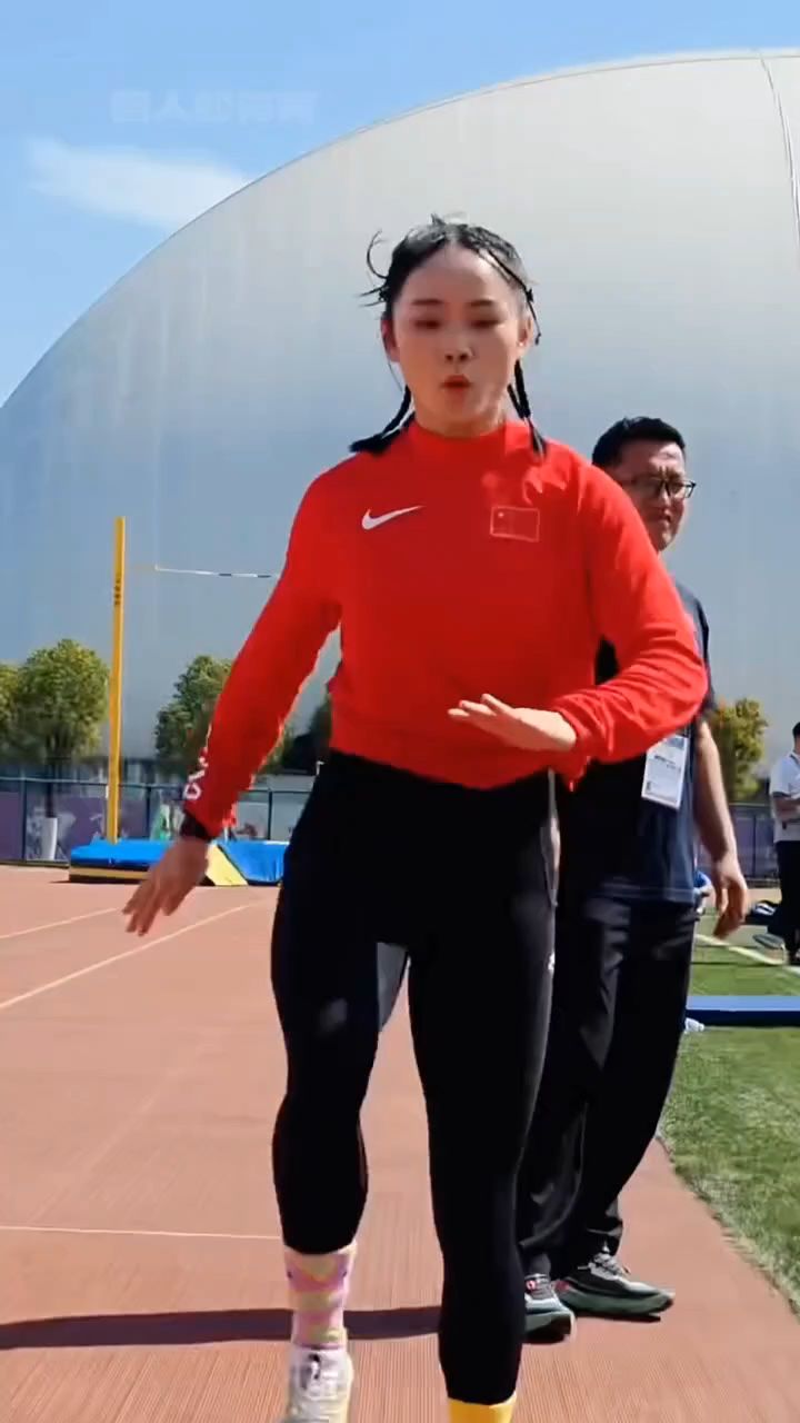 田径女神梁小静日常训练