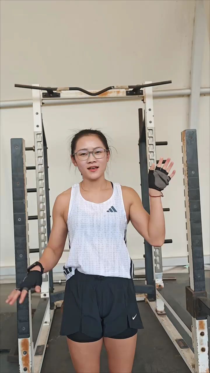 田径女神梁小静日常训练