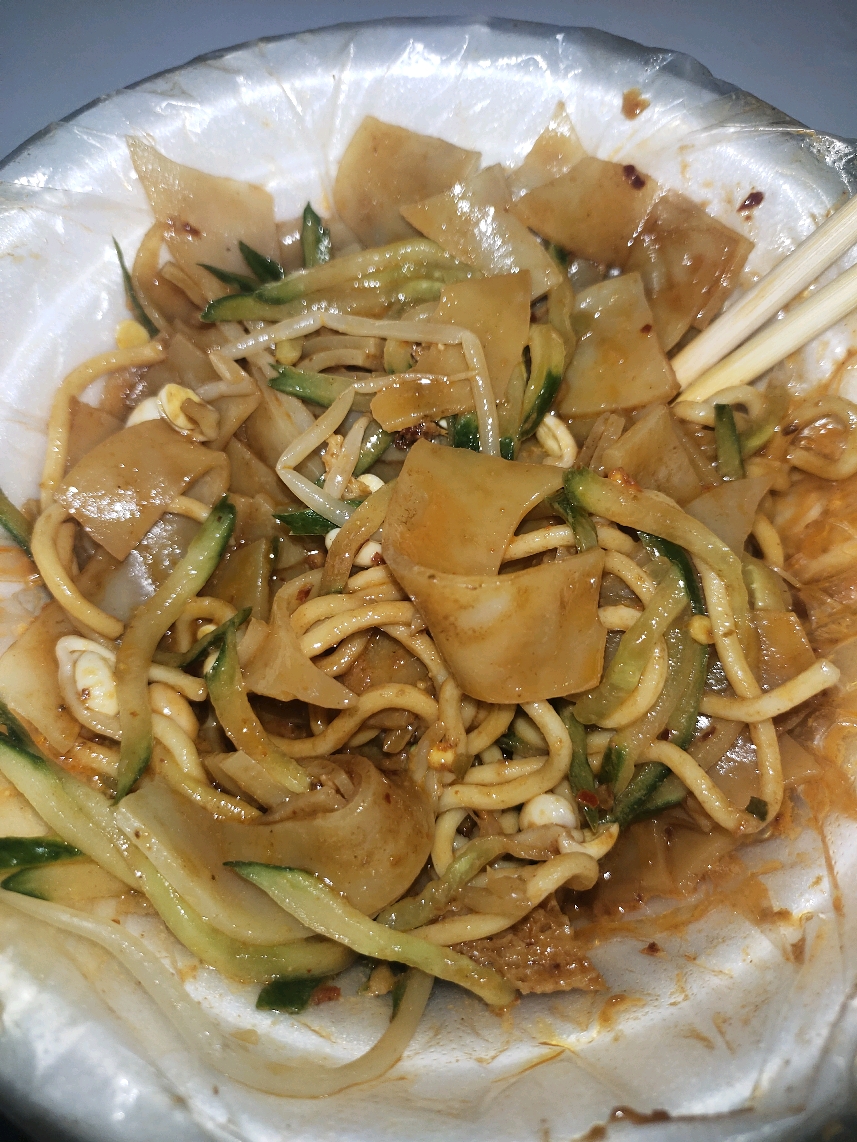 不死心的我又点了一份花生酱拌凉皮,其实一开始不想要的,结果我又抱着