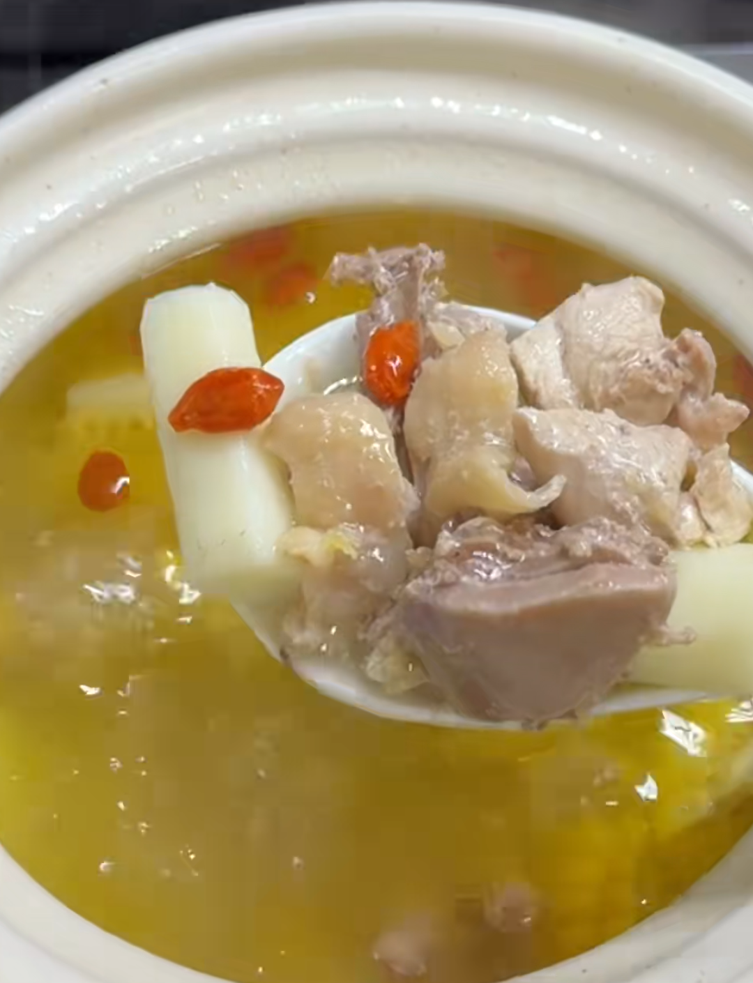 山药胡萝卜鸡腿汤,汤底但是挺不错,就是鸡腿不咋的,炖汤还是用农家鸡