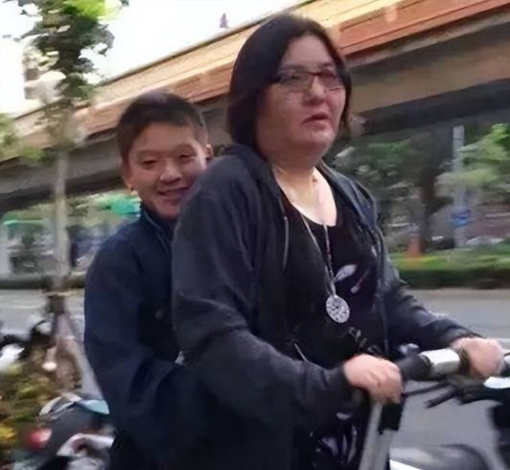 王菲背后的靠山,黑帮女大佬与天后推手:邱黎宽的江湖往事