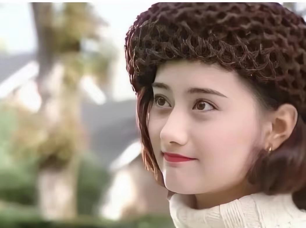 1990年《梅花烙》片场,18岁的陈德容裹着白狐裘瑟瑟发抖