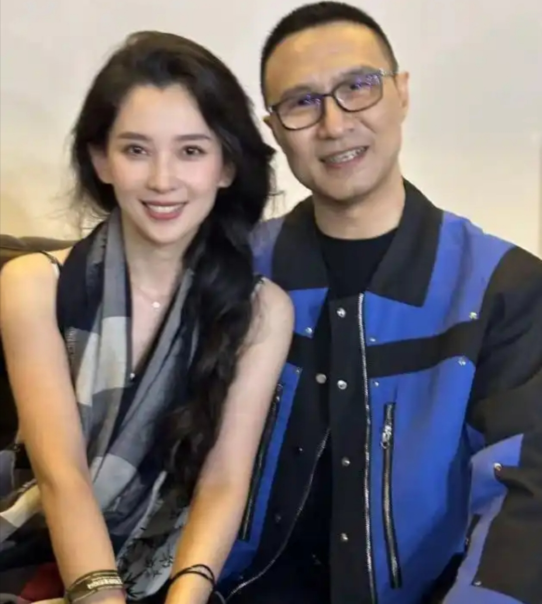 前阵子陪大女儿小苹果逛商场这两天又被网友在日本奈良偶遇这次他组