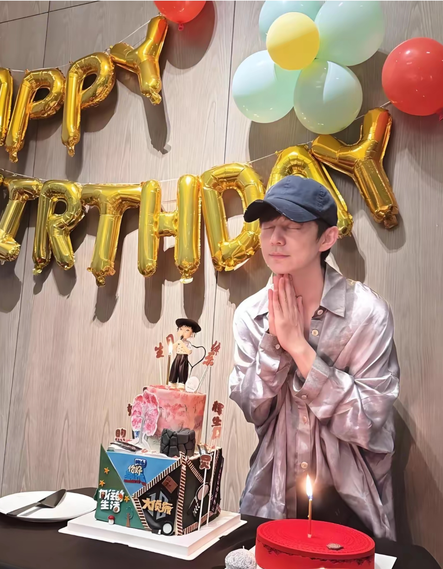 何炅51岁庆生照曝光 4月28日何炅51岁生日以往生日微博被半个娱乐圈
