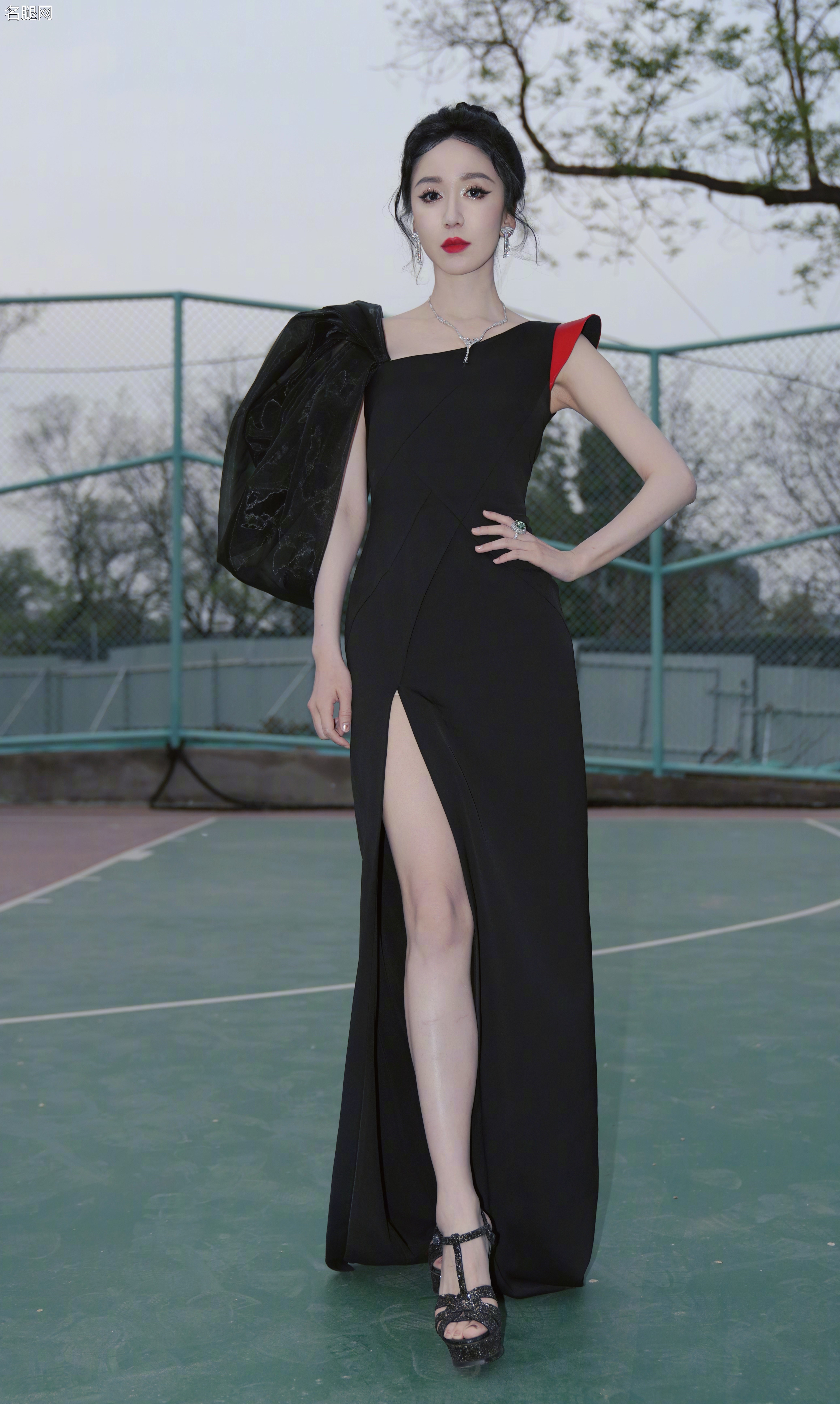 娄艺潇穿高开叉礼服踩防水台细跟凉鞋叉腰秀玉腿