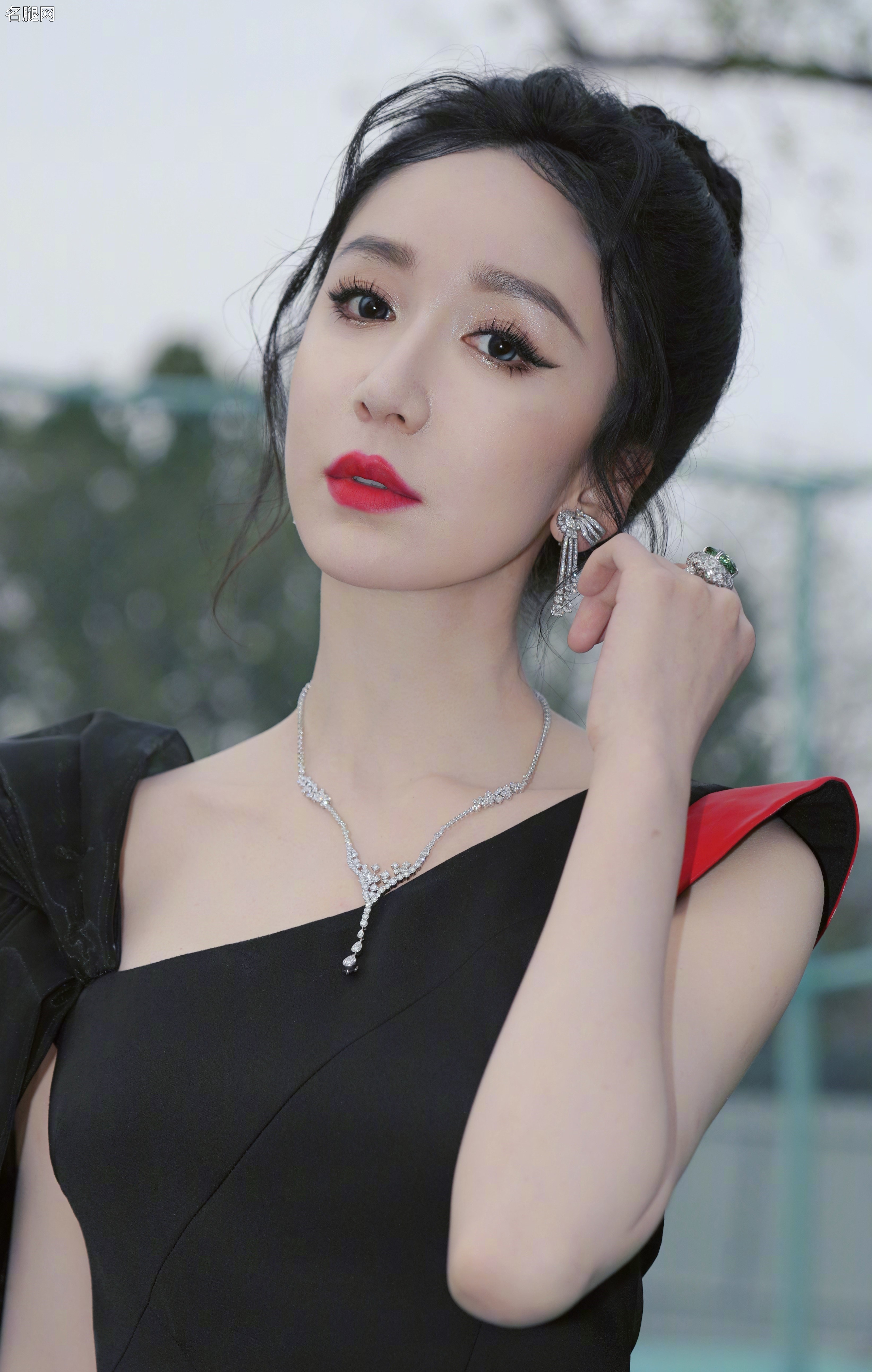 娄艺潇穿高开叉礼服踩防水台细跟凉鞋叉腰秀玉腿