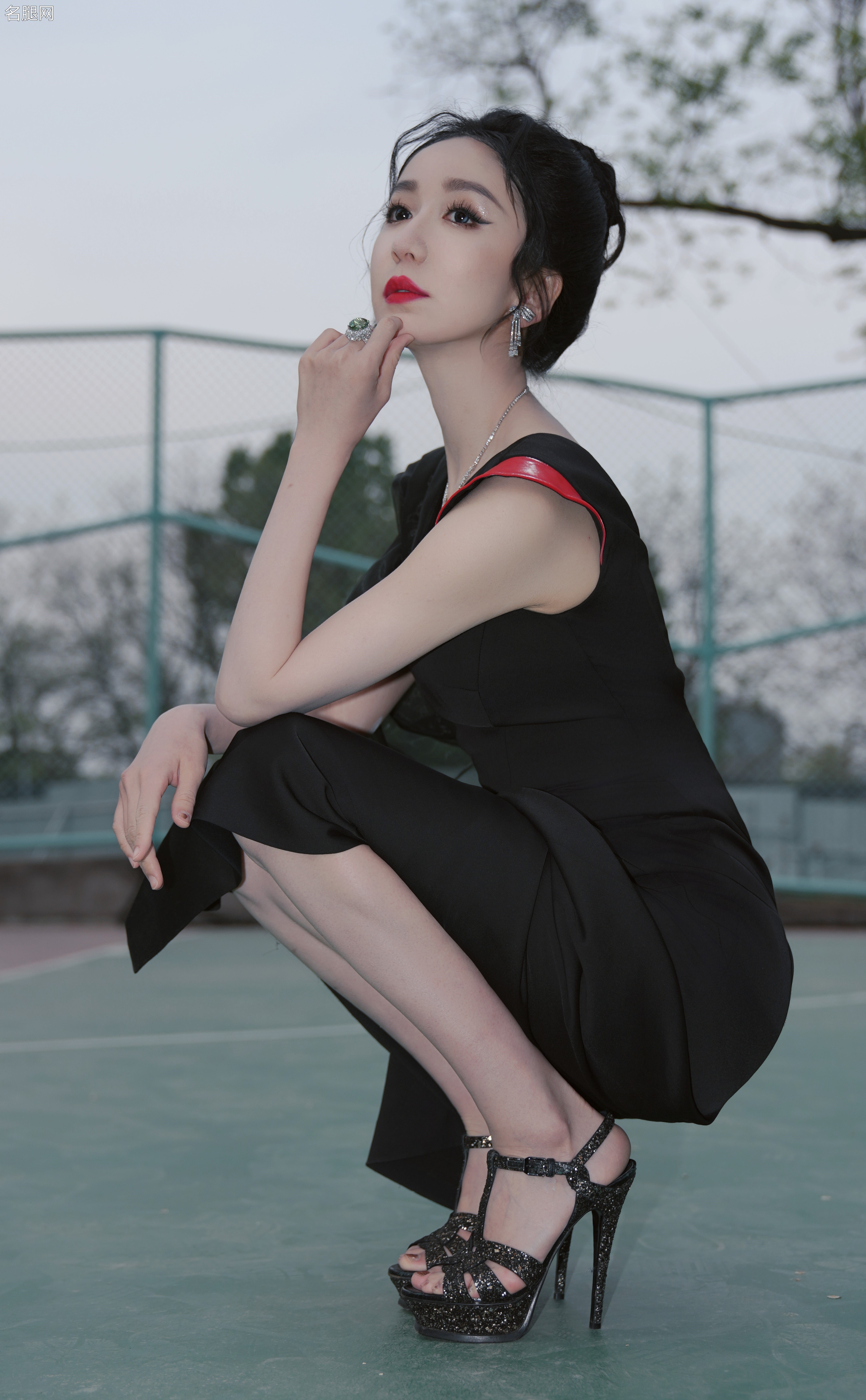 娄艺潇穿高开叉礼服踩防水台细跟凉鞋叉腰秀玉腿