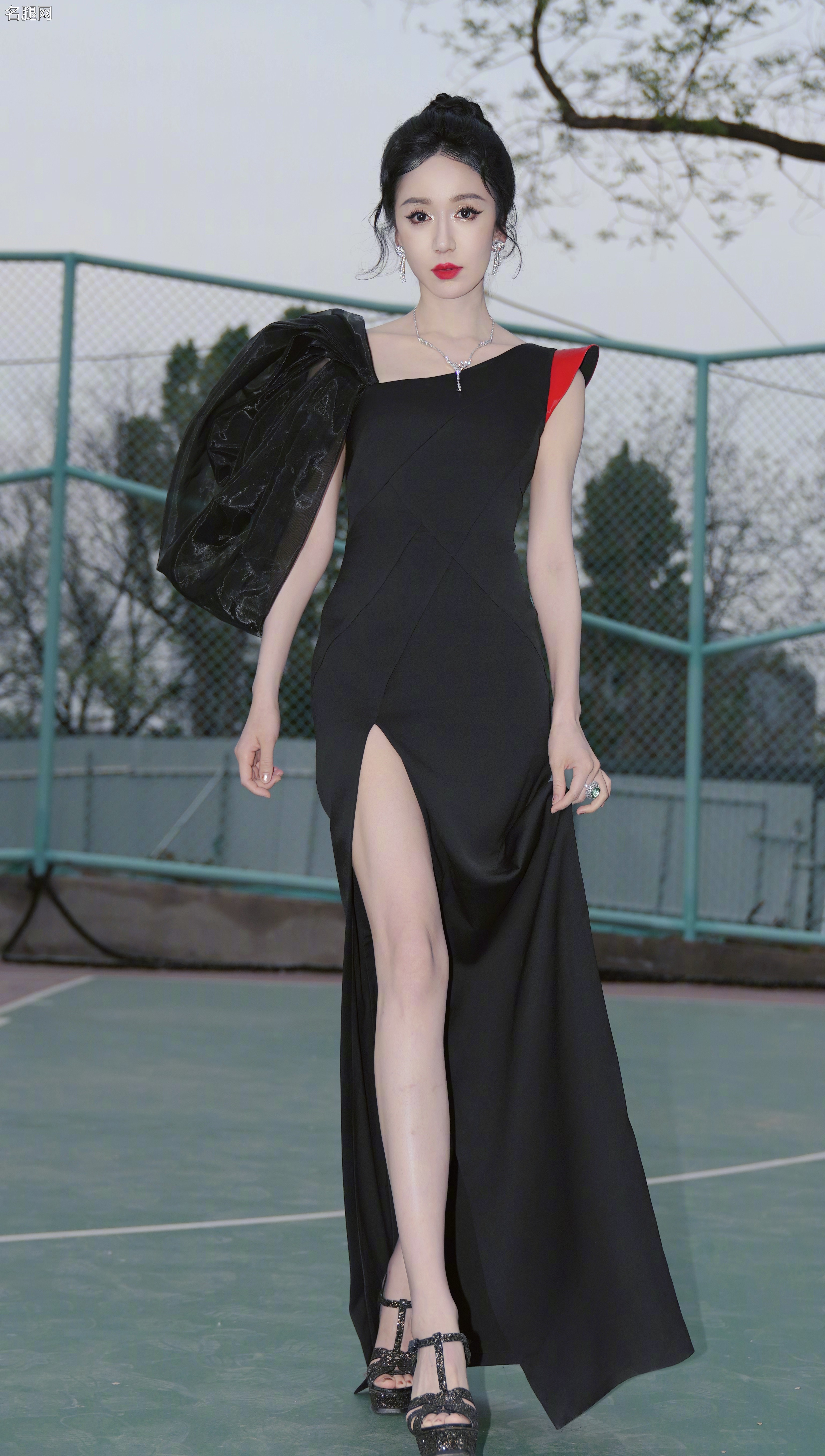 娄艺潇穿高开叉礼服踩防水台细跟凉鞋叉腰秀玉腿