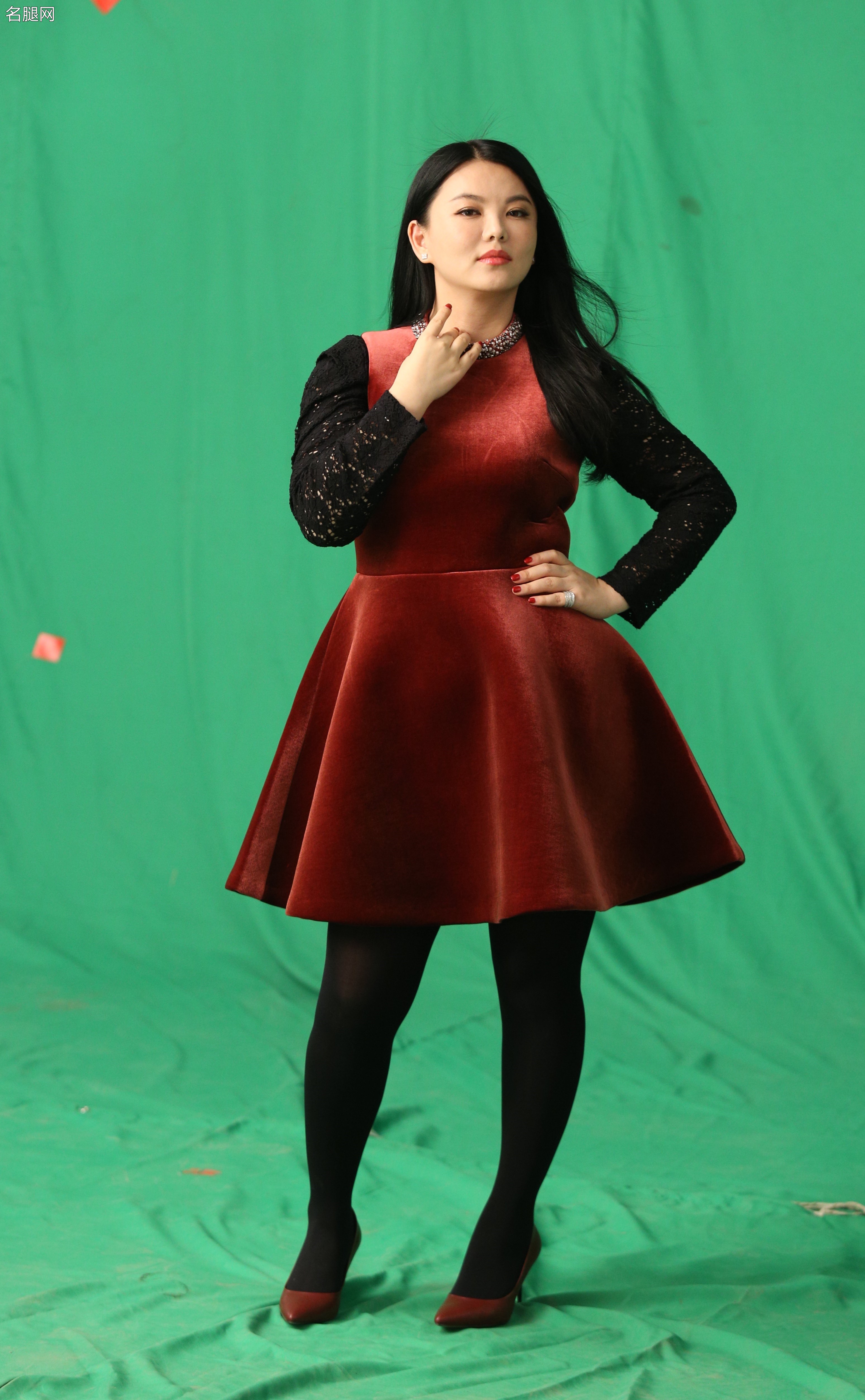 李湘丰满腿穿厚丝袜踩锋利细高跟棚拍生图