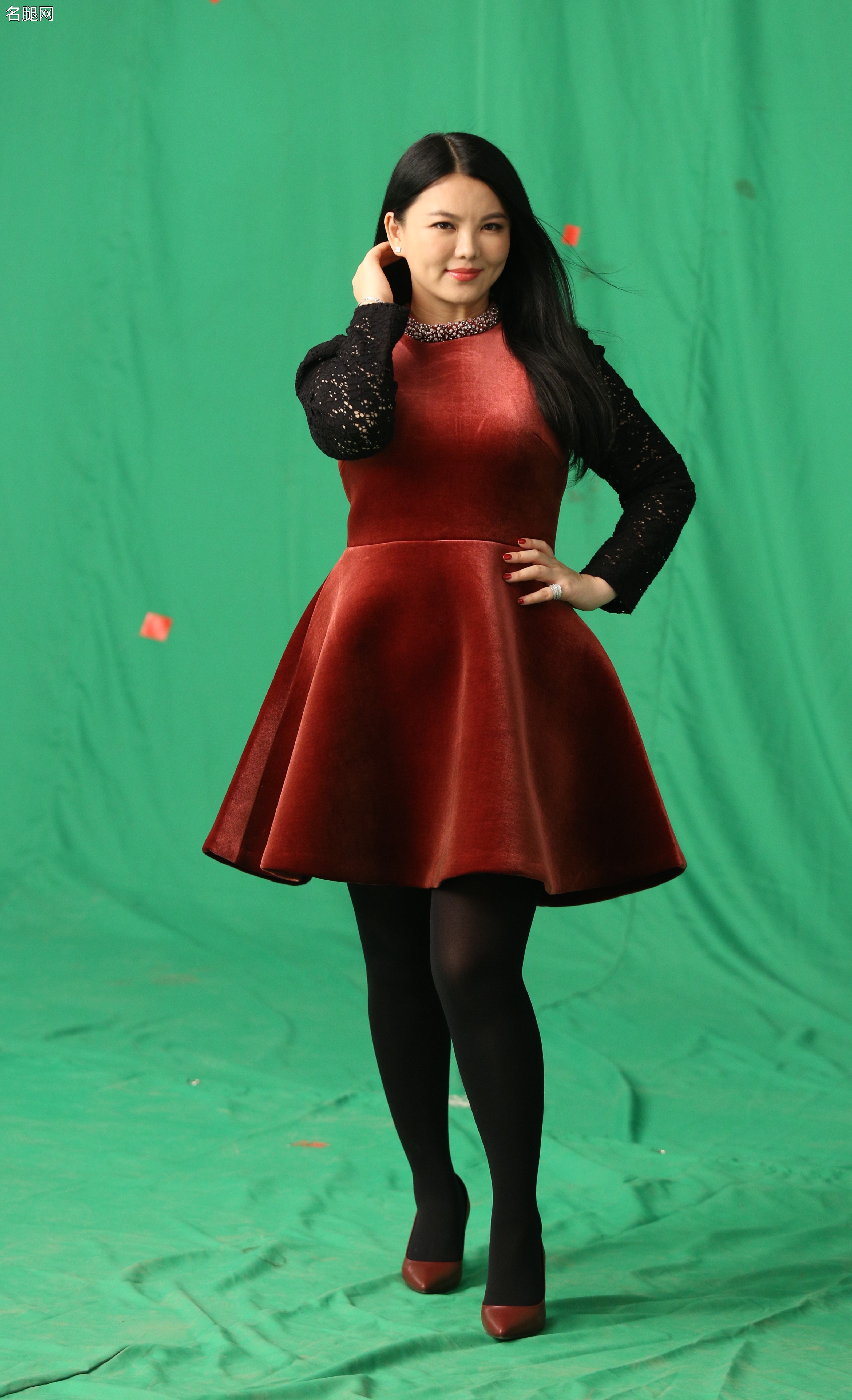 李湘丰满腿穿厚丝袜踩锋利细高跟棚拍生图