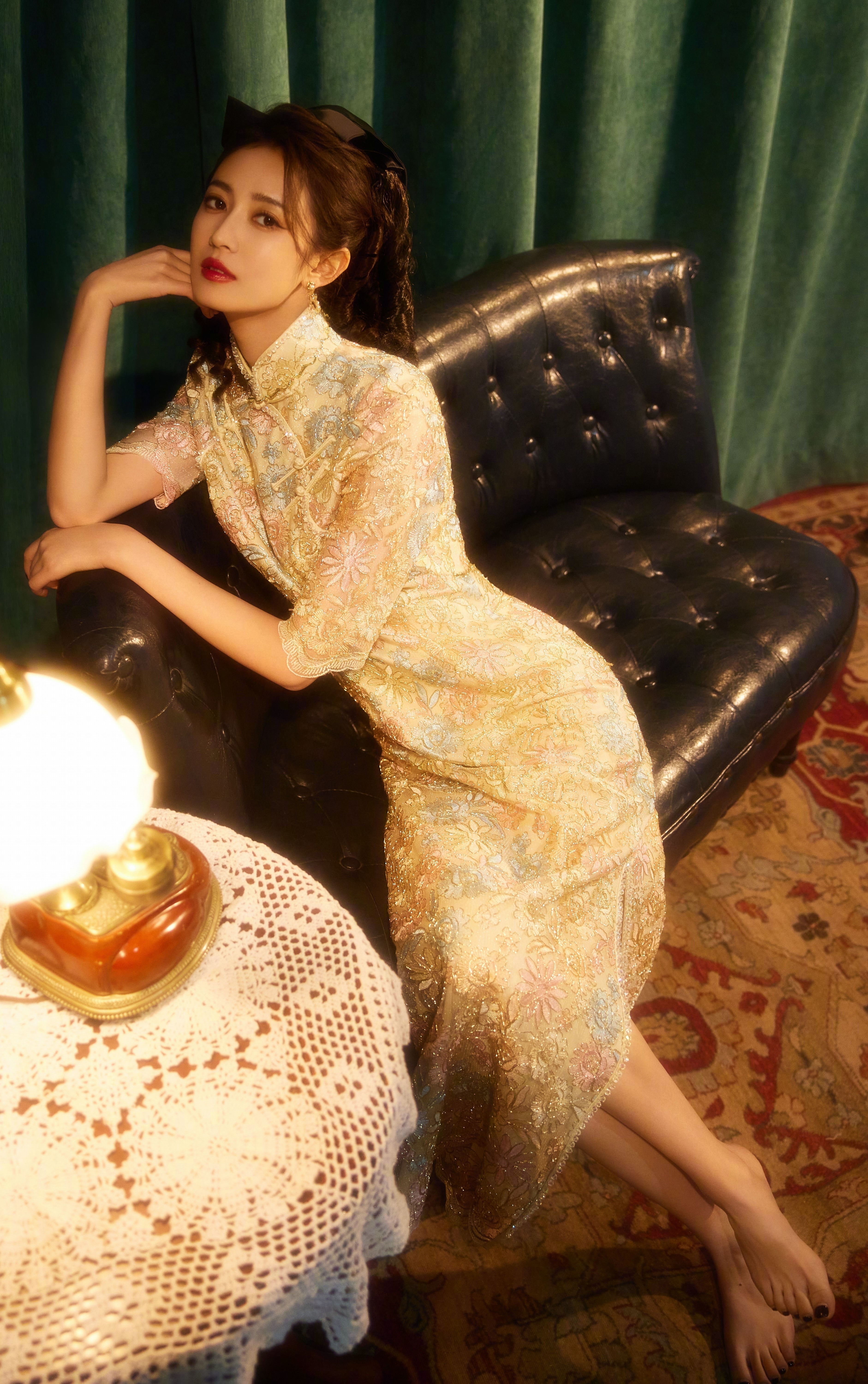 陈钰琪拍摄复古美照穿上旗袍展露迷人曲线