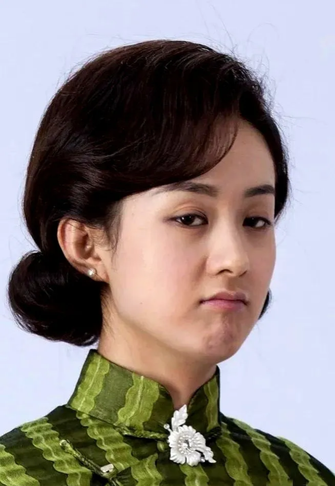 这组旧照,不仅暴露了赵丽颖的颜值短板,还暴露了她的身材缺点,五五分