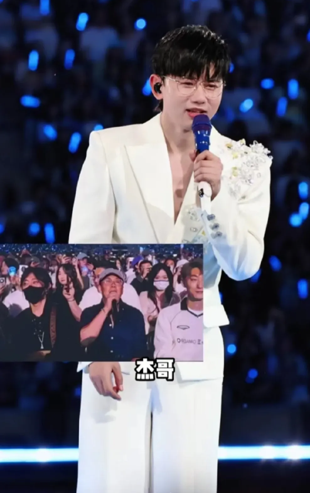 张杰在演唱会上对着台下的嘉宾杨坤大喊坤哥,杨坤也大喊杰哥,张杰对