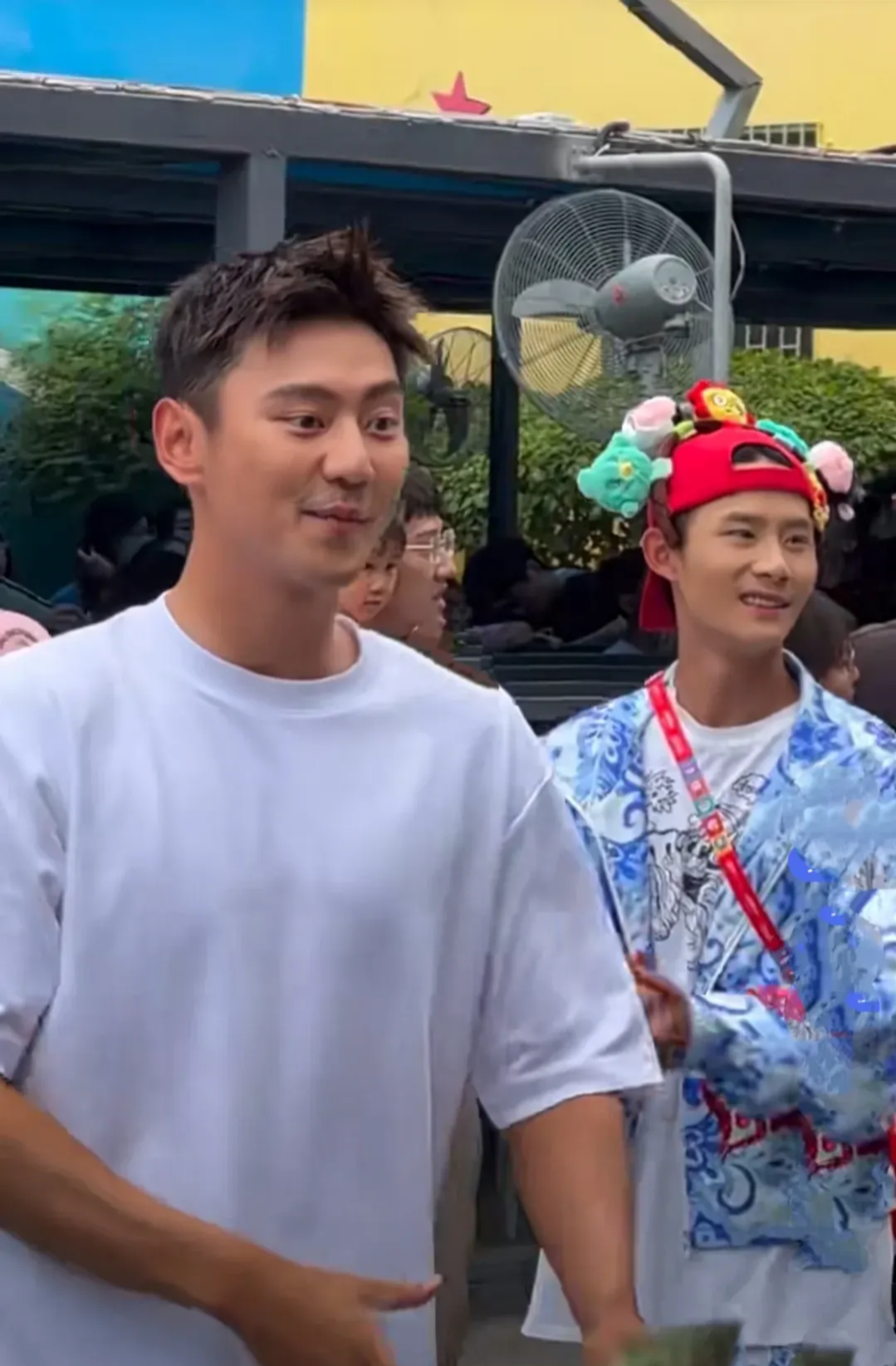 近日,游泳名将宁泽涛现身魔都上海,依着朴素,只一件白色圆领t恤衫