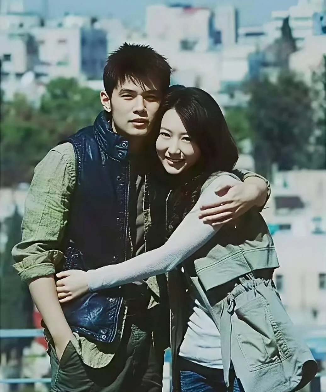 周杰伦早些年搂着的这一位美女是谁?