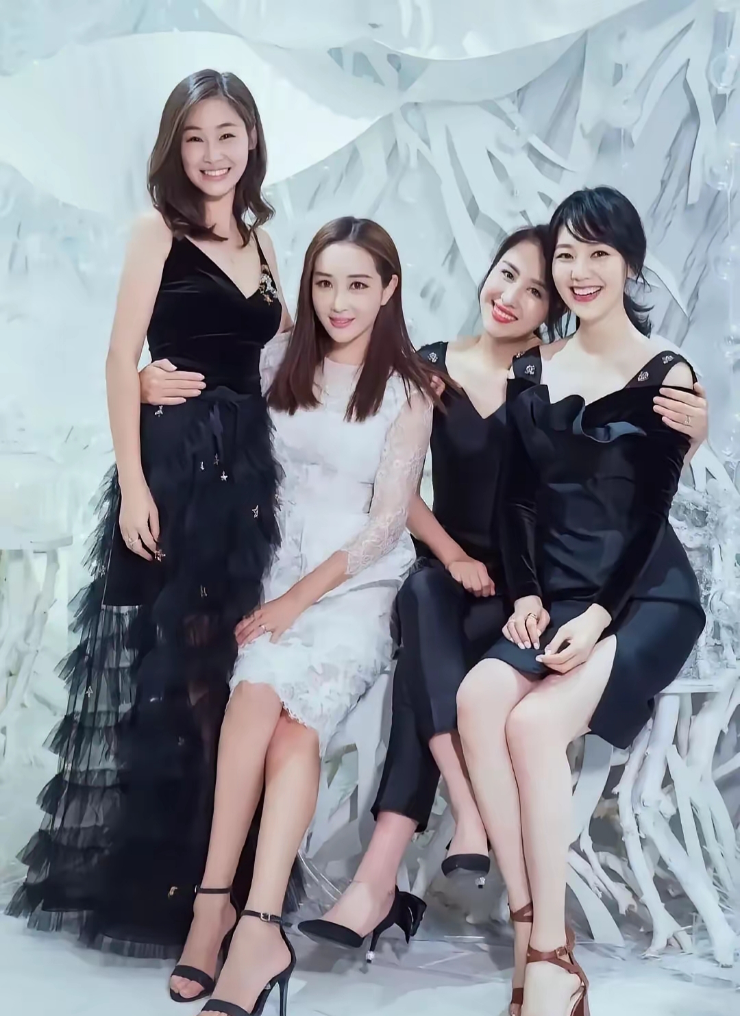 四位美女的同框合影中,最漂亮的是左边这一位,这颜值,这天鹅颈,太好看