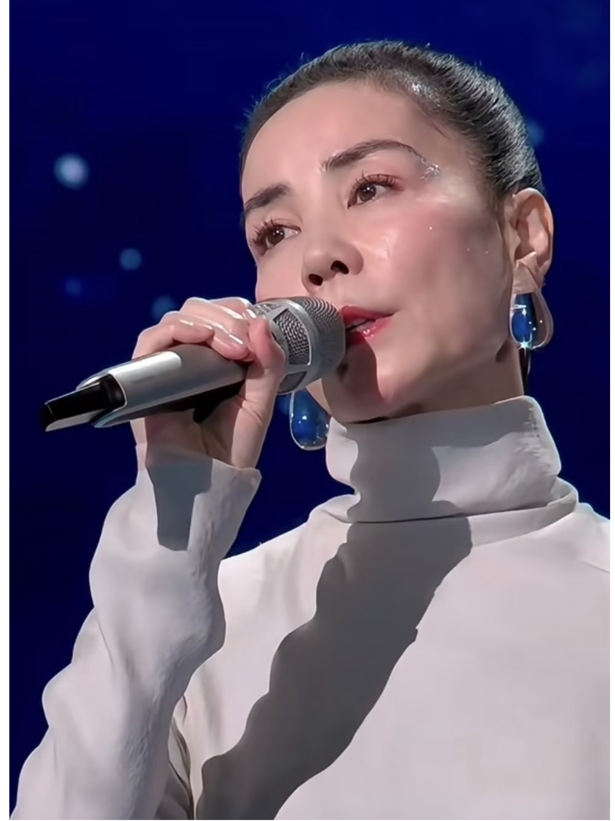 2026年春晚结束后 有人感叹今年王菲跌落神坛 同样也是一个人静静站在