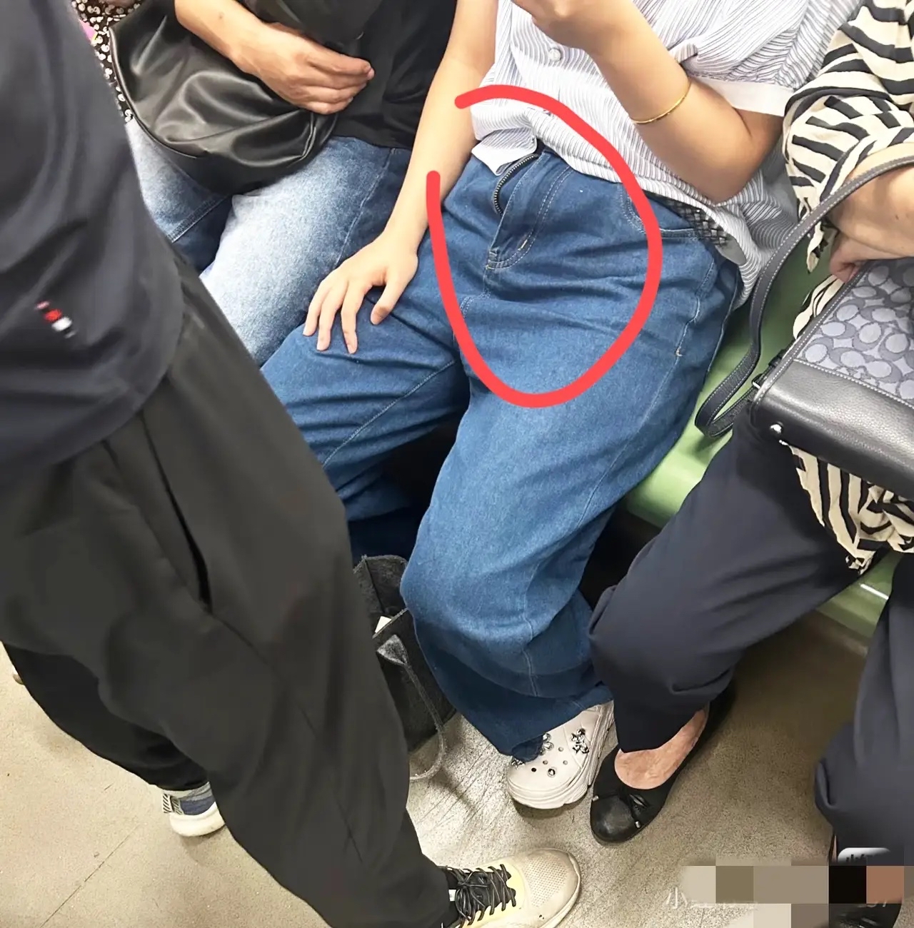 忘拉穿牛仔裤没拉拉链裤子拉链没拉图片地铁上碰见个特尴尬的事儿有