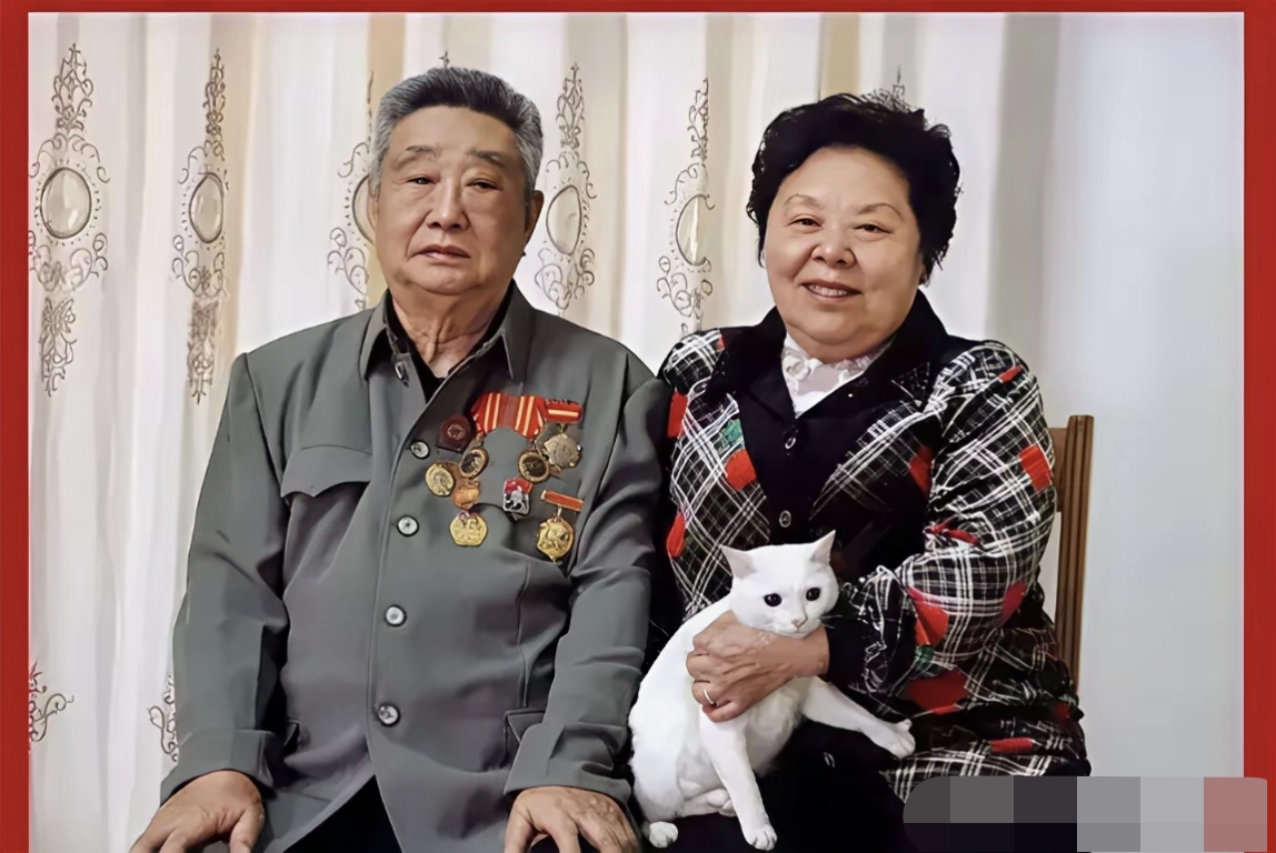 1943年,日军空袭时,18岁战士宋岭春仰面躲在草丛里