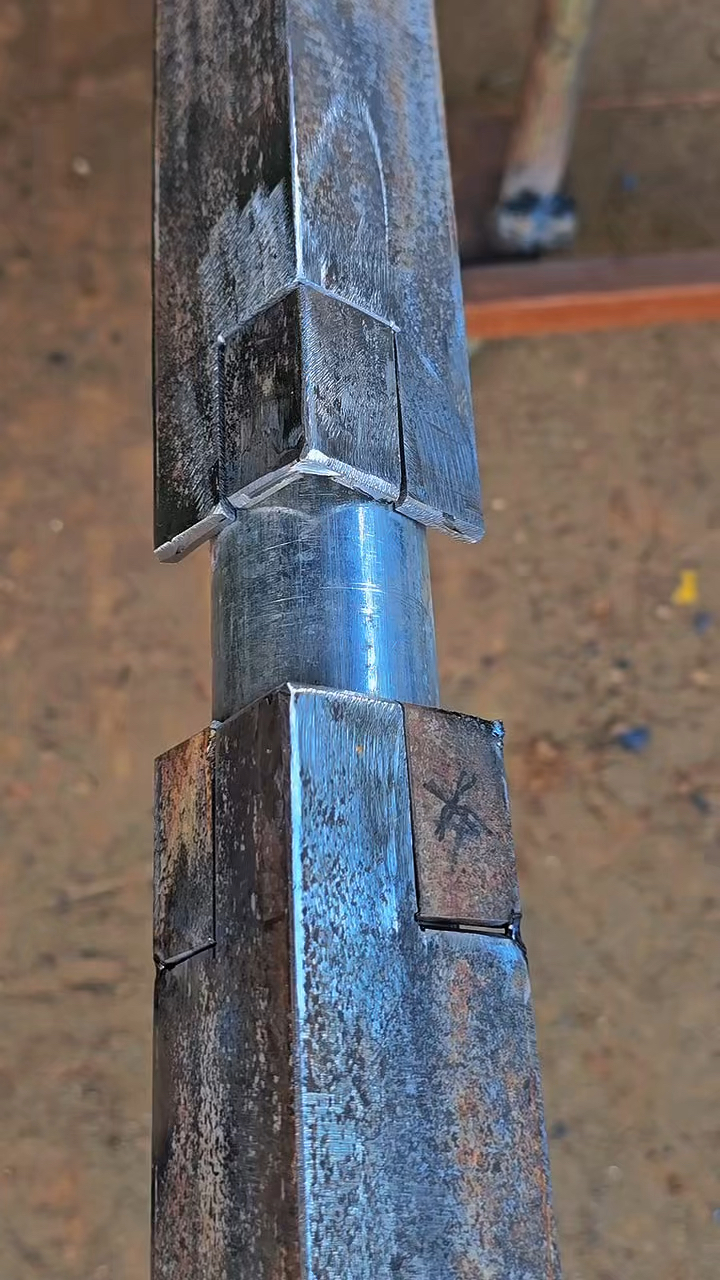 角钢交叉焊接在一起