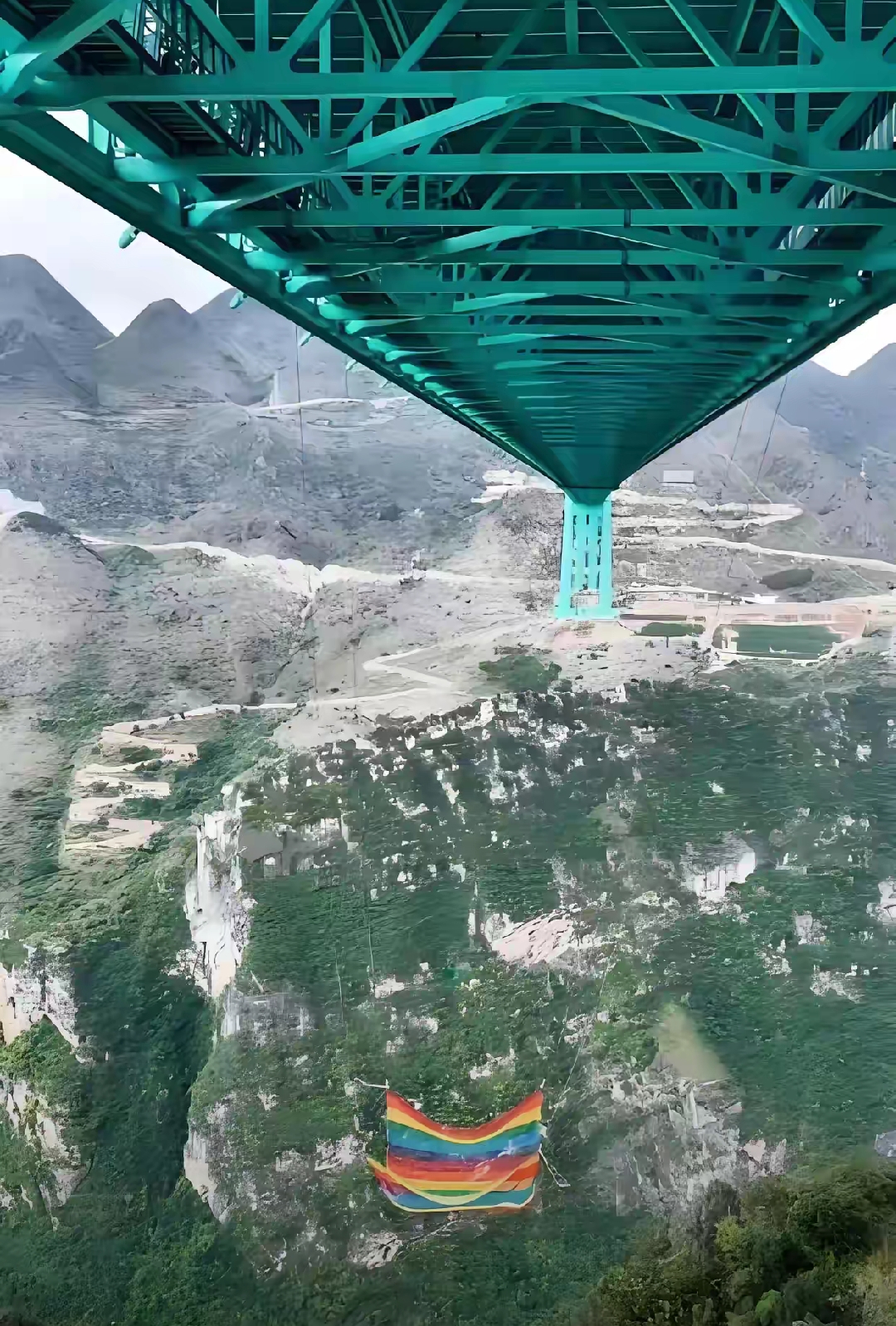 贵州无绳蹦极紧急叫停原因太离谱
