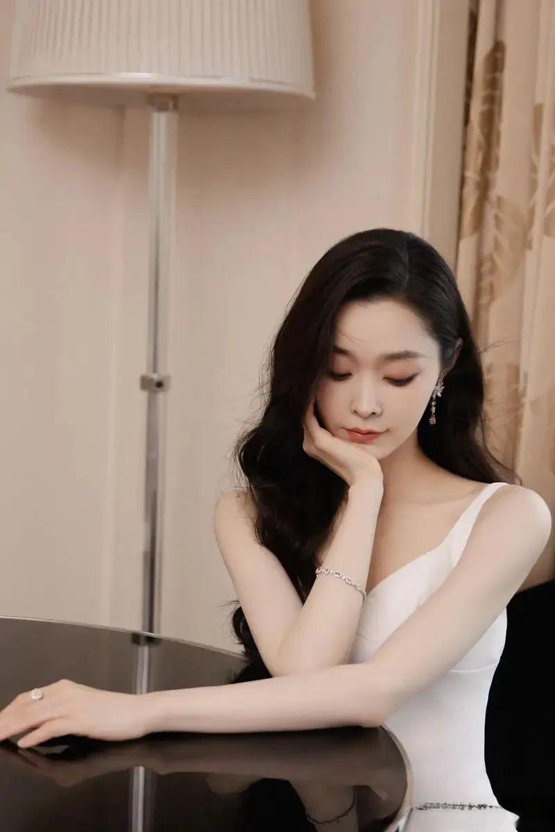 身着一袭白色吊带长裙的宋轶犹如夏日里的一束百合,她的淡雅芬芳会不