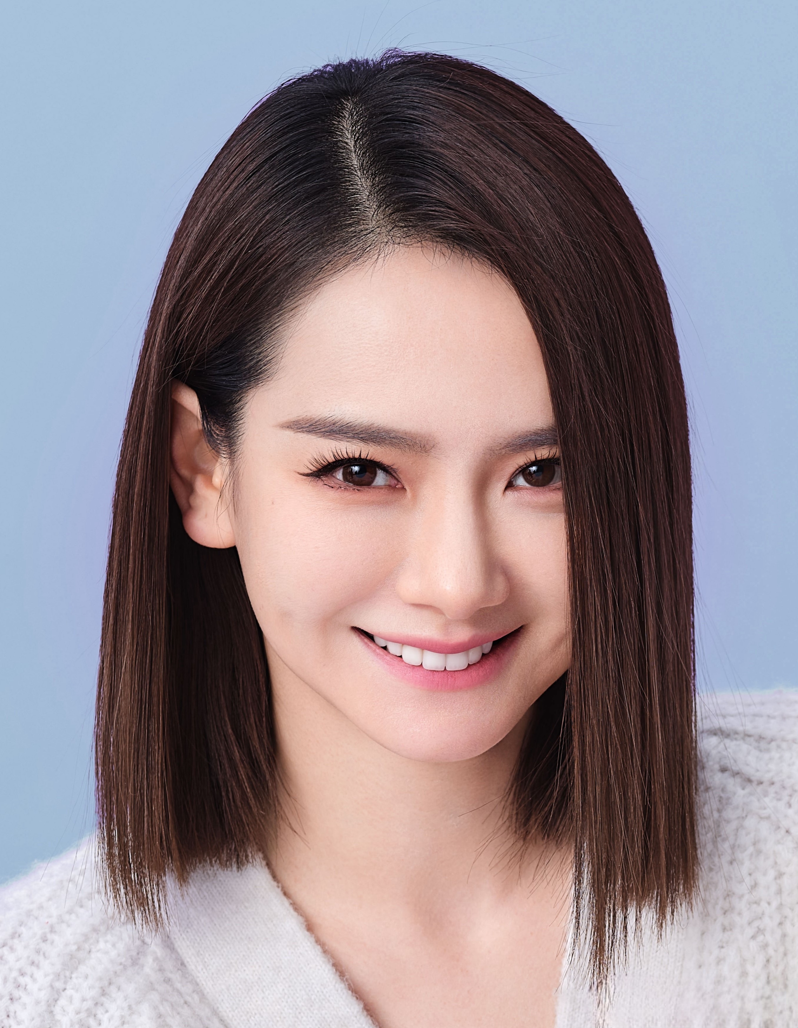 戚薇的脚丫如丝般光滑,仿佛能掀起一阵风潮