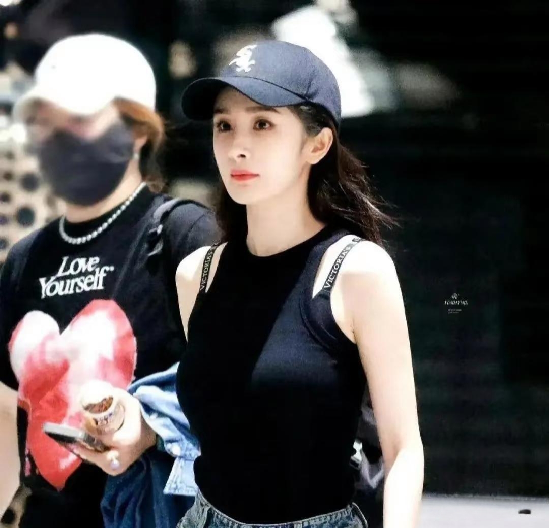 杨幂头戴黑色棒球帽,一身简约装扮尽显随性洒脱