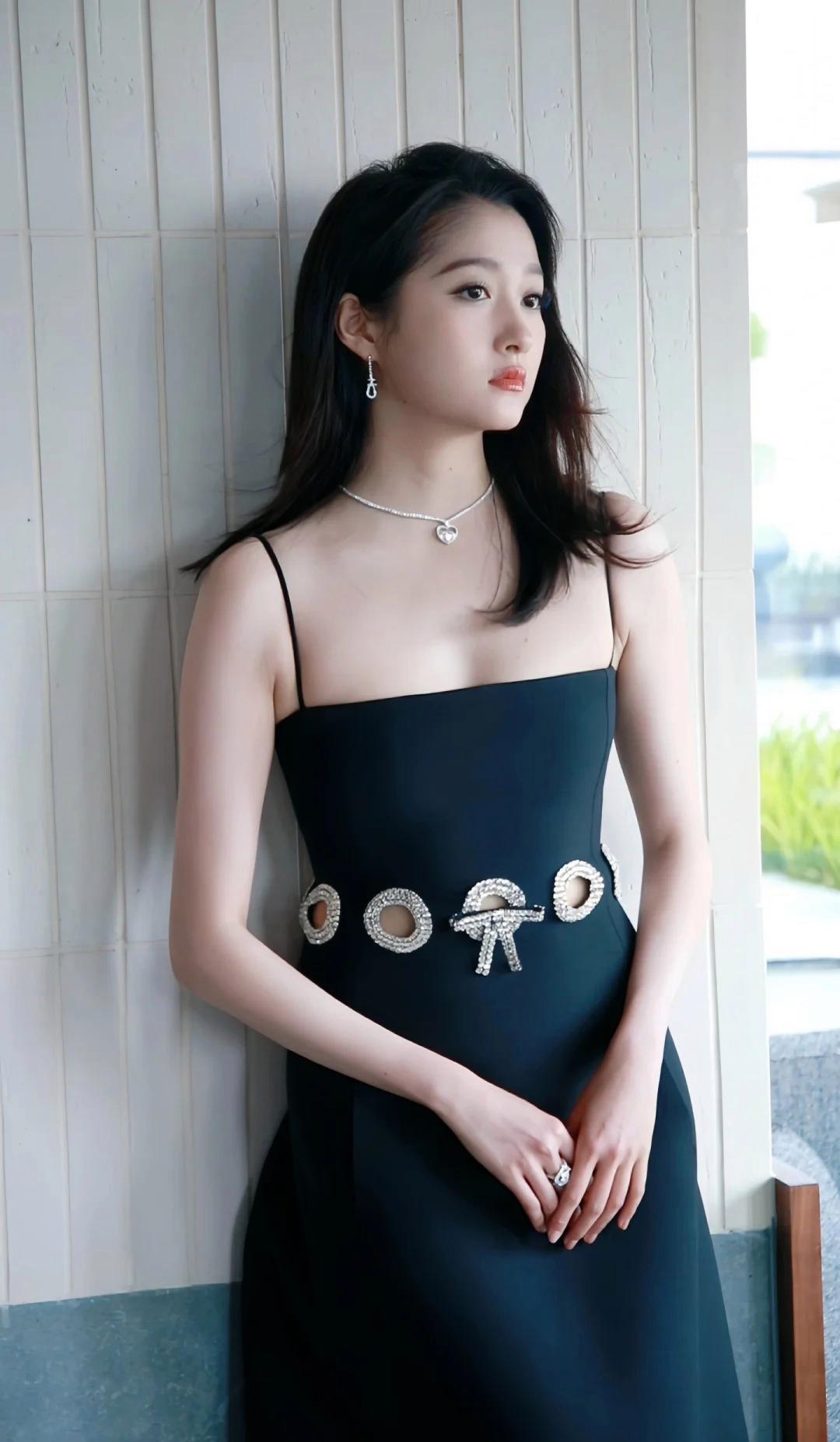 关晓彤身穿一袭抹胸吊带黑裙,展现了她优雅妩媚的迷人气质