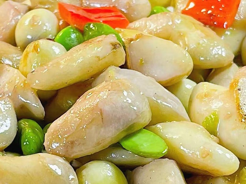 剥开青褐色的外壳,雪白的菱角米泛着水光