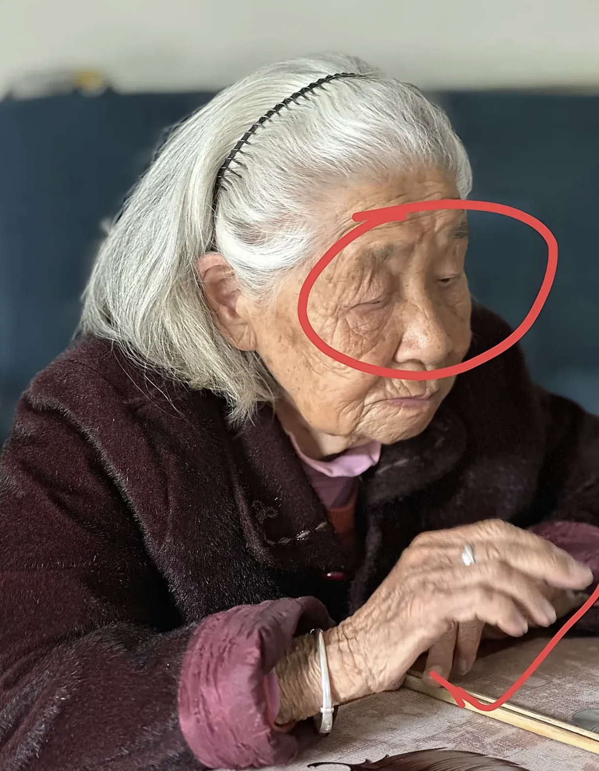 秘诀就藏在吃得下90岁痴呆婆婆老人临走前耳垂折叠老人耳垂收缩临终