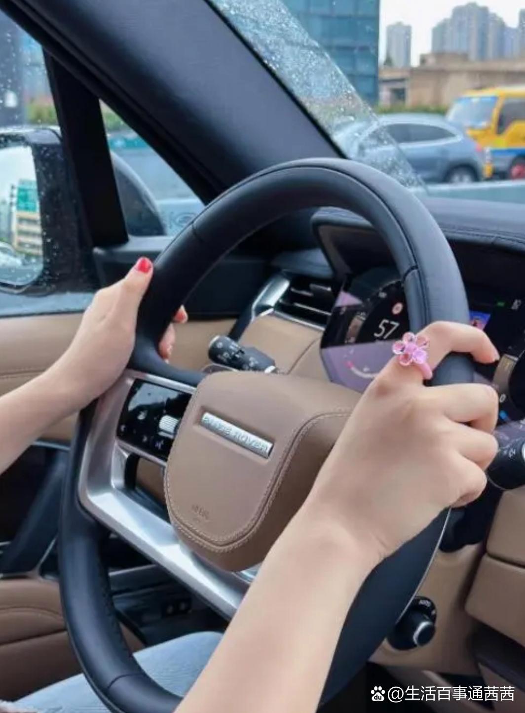 青岛,路虎女司机不仅逆行插队还追尾,认为男司机没让她,连扇男子十几