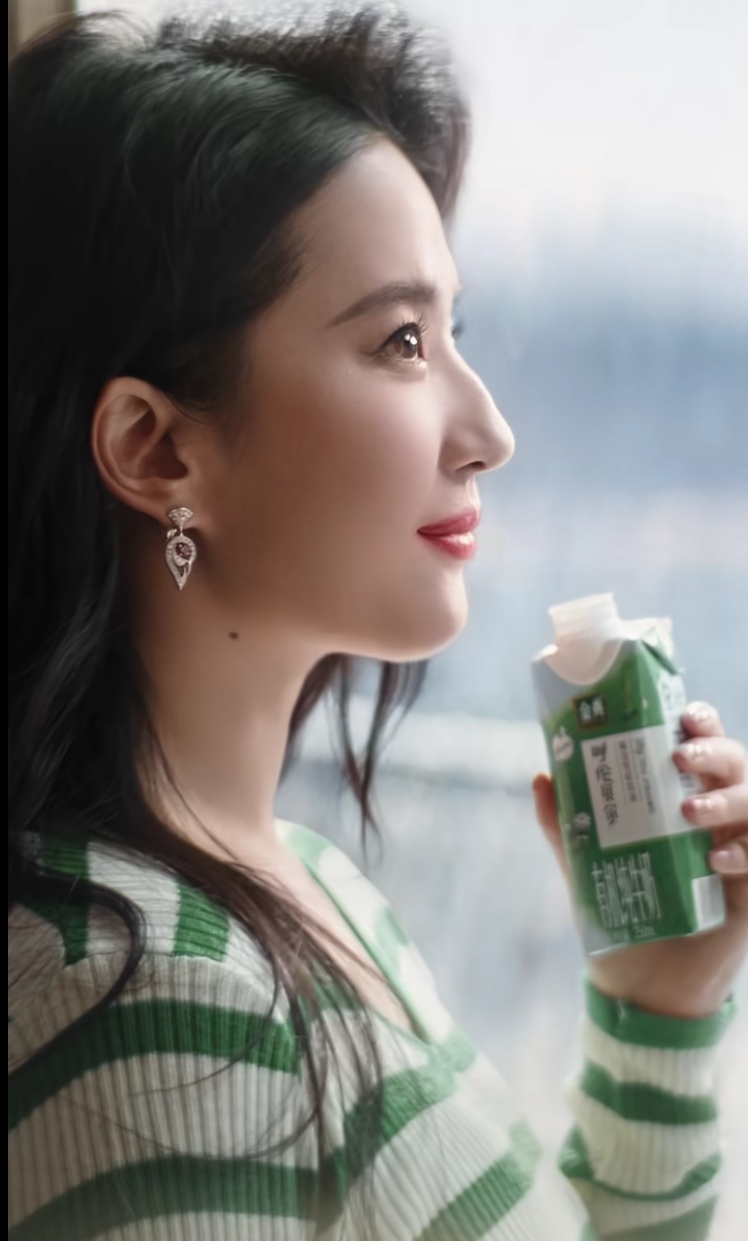 好喜欢她的这个鼻子,鼻梁上凸起的那一坨,觉得好好看,我想去整一个不